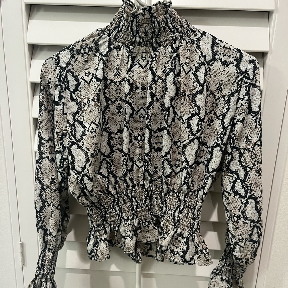 Women blouse snack print